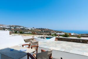 un patio con mesa y sillas y una piscina en Arhontou, en Apollonia