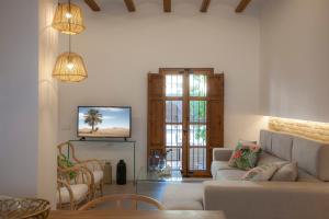 a living room with a couch and a tv at SingularStays Gulliver in Valencia
