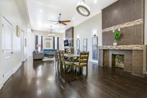 comedor y sala de estar con mesa y chimenea en Stylish 4BR condo in Downtown by Hosteeva, en Nueva Orleans