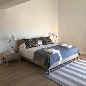 sypialnia z łóżkiem z dwoma ręcznikami w obiekcie The Sanctuary Penthouse w mieście Plettenberg Bay