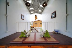 
a living room filled with furniture and plants at Krodyle Mindfulness House in Phra Nakhon Si Ayutthaya
