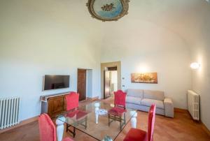 sala de estar con sofá, mesa y sillas en Historical Renaissance Palace, en Montepulciano