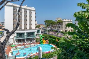 vista sulla piscina dell'hotel di Hotel 2000 con Piscina e Giardino a Riccione
