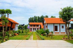 una casa con techo naranja y patio en CocoPalm Villa near Beach - Coco Room, en Hội Mỹ
