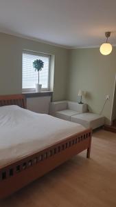 ein Schlafzimmer mit einem großen Bett und einem Fenster in der Unterkunft Bed and Pool in Oberursel