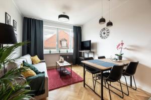 Televízia a/alebo spoločenská miestnosť v ubytovaní Apartament Ogród Krasińskich