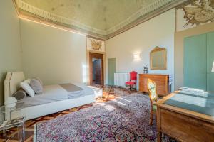 una camera con letto e scrivania di Historical Renaissance Palace a Montepulciano