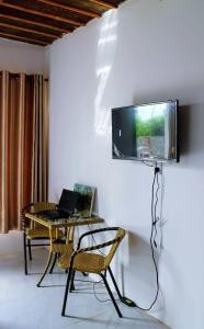 Televizorius ir (arba) pramogų centras apgyvendinimo įstaigoje CocoPalm Villa near Beach - Mango room