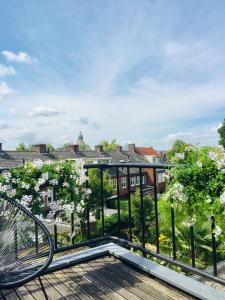 een uitzicht vanaf het balkon van een huis met bloeiende bomen bij Slapen op 11 in Bergen op Zoom
