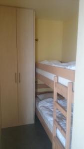 Katil atau katil-katil dalam bilik di Studio apartment 'De Strandwandeling' with frontal sea view near Ostend