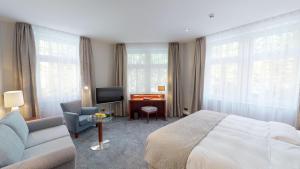 Postel nebo postele na pokoji v ubytování Hotel Oranien Wiesbaden