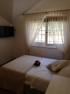 a bedroom with a large bed with a window at Agriturismo Tenuta Villa Catena in Paglieta