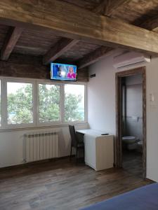 Pokój z biurkiem i telewizorem na suficie w obiekcie Agriturismo Tenuta Villa Catena w mieście Paglieta