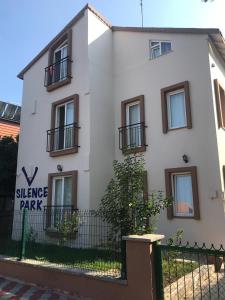 un bâtiment blanc avec un panneau indiquant le parc du silence dans l'établissement Valeri Beach Hotel, à Kemer