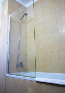 y baño con ducha y puerta de cristal. en Apartamento Playa de las Américas II, en Playa de las Américas