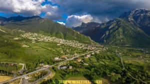 uma vista aérea de uma cidade nas montanhas em Guesthouse To tzaki em Konitsa