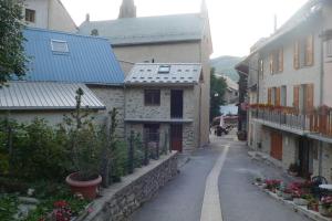 una calle vacía en un pueblo con edificios en Chez Jean Pierre - Bedroom in a 17th century house - n 4, en Villar-dʼArène