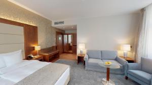 Postel nebo postele na pokoji v ubytování Hotel Oranien Wiesbaden