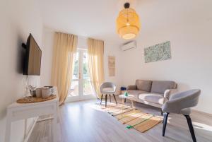 a living room with a couch and a tv at Villa Astra in Brela