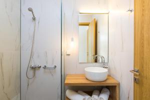 A bathroom at Vilana White Elegant Villa