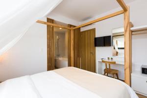 A bed or beds in a room at Vilana White Elegant Villa