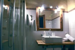Un baño con lavabo y ducha con espejo. en Finca Son Guardiola, en Llucmajor 29 fotos más