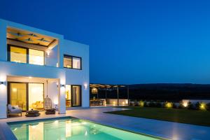 The swimming pool at or close to Vilana White Elegant Villa