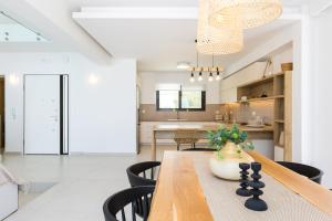 A kitchen or kitchenette at Vilana White Elegant Villa