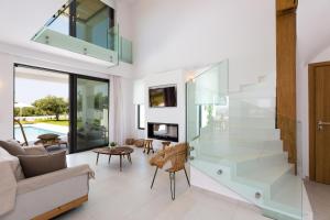 A seating area at Vilana White Elegant Villa
