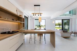 A kitchen or kitchenette at Vilana White Elegant Villa