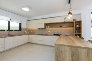 A kitchen or kitchenette at Vilana White Elegant Villa