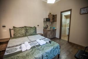 um quarto com uma cama com toalhas em Old Tbilisi apartments em Tbilisi