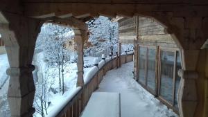 une terrasse couverte de neige dans une maison dans l'établissement Ker Capcir, à Bolquère-Pyrénées 2000