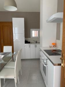 A kitchen or kitchenette at Casa vacanze Circle House Santa Filomena