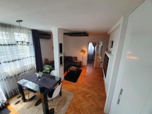 un salon avec une table et une télévision dans l'établissement Apartment New Belgrade Home, à Belgrade