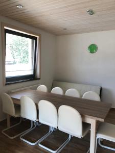 Privát Miško في ليفوتشا: غرفة طعام مع طاولة وكراسي