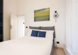 A bed or beds in a room at Major sisters, holiday home in the heart of Rome