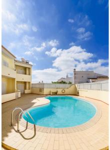 a large swimming pool on a patio at Nascer do Sol in Luz