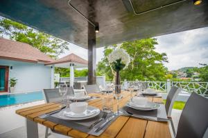 A restaurant or other place to eat at Bangtao Boutique Villa