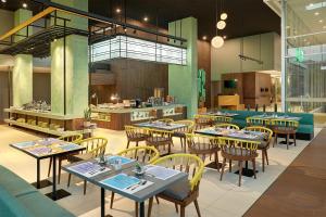 ห้องอาหารหรือที่รับประทานอาหารของ ibis Styles Jakarta Simatupang