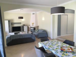 - un salon avec un canapé et une table dans l'établissement Villa Vale Carro, à Albufeira