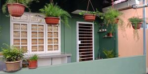 uma casa com vasos de plantas ao lado em Jazepuri - Jaze 3 em Kuching