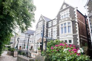 una fila de edificios en una calle de la ciudad con flores en The Beverley by Innkeeper's Collection en Cardiff