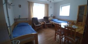 - une chambre avec 2 lits, une table et des chaises dans l'établissement Apartmán u potoka, à Sadov