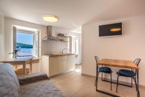 Kuchyň nebo kuchyňský kout v ubytování Apartmani Kraj mora