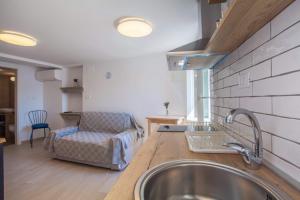 Kuchyň nebo kuchyňský kout v ubytování Apartmani Kraj mora