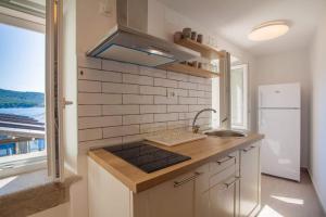 Kuchyň nebo kuchyňský kout v ubytování Apartmani Kraj mora