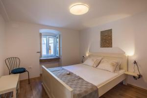 Postel nebo postele na pokoji v ubytování Apartmani Kraj mora