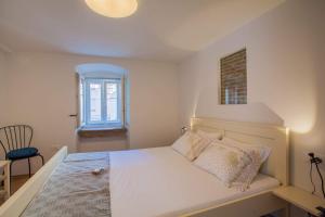 Postel nebo postele na pokoji v ubytování Apartmani Kraj mora