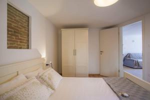 Postel nebo postele na pokoji v ubytování Apartmani Kraj mora